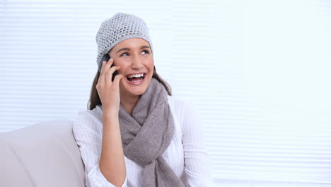 Mujer-Joven-Sonriente-Con-Sombrero-Y-Bufanda-Llamando-A-Alguien