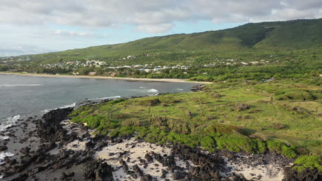 vuelo de drones sobre el océano y la escarpada costa de la zona de trois bassins en la isla de la reunión