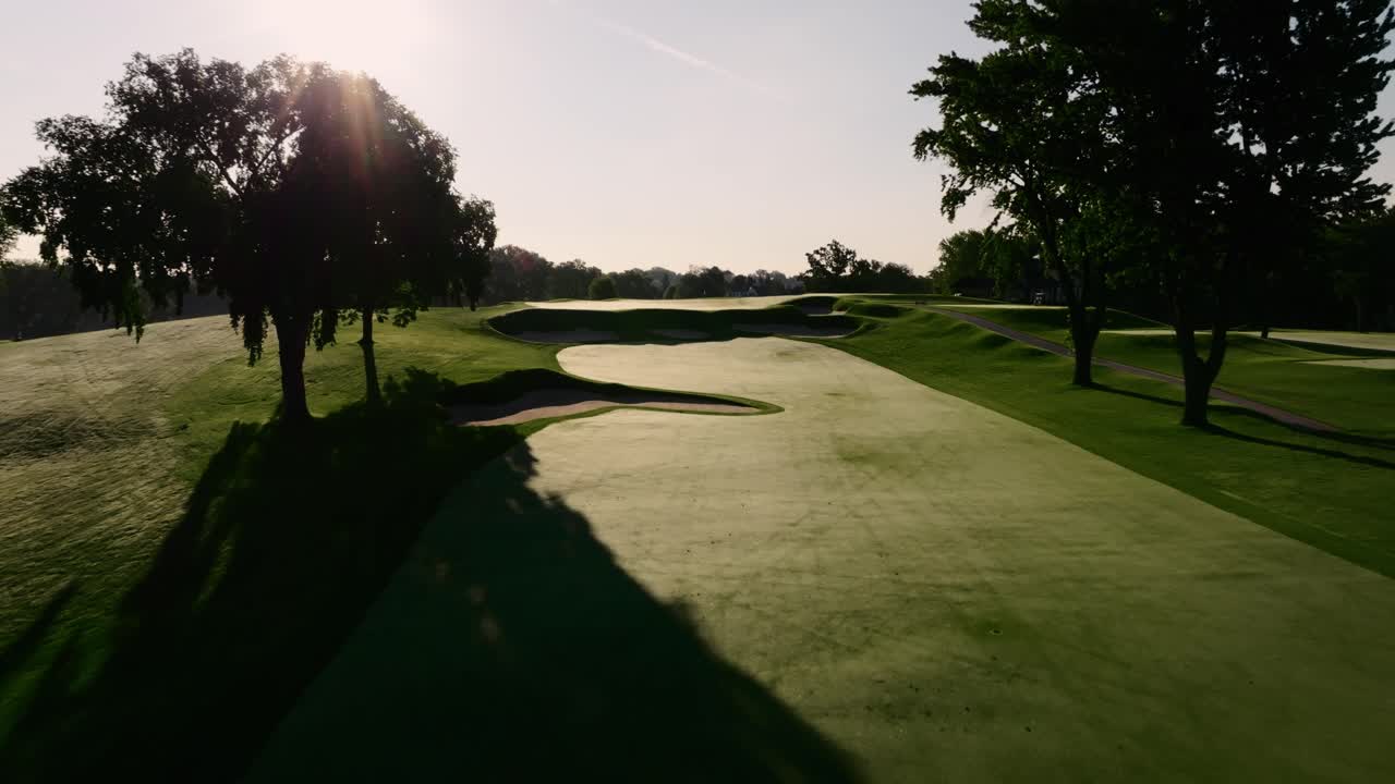 druk in een luchtdrone neergeschoten op de fairway van een prachtige golfgat in een country club tijdens zonsopgang