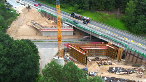 Se-Construye-Un-Nuevo-Puente-De-Autopista-Junto-A-Una-Autopista.