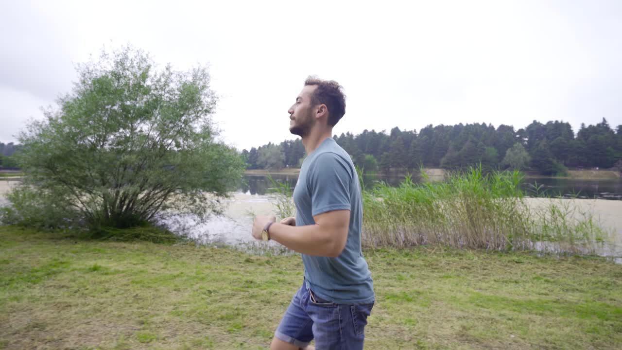 조거 남자가 자연 필드에서 조 ⁇ 하고 있습니다.