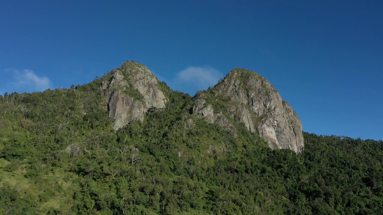 Rekaman Drone Geser Kiri Cagar Alam, Cerro Las Tetas. Dikenal Secara Lokal di Puerto Riko sebagai "Las Tetas de Cayey"