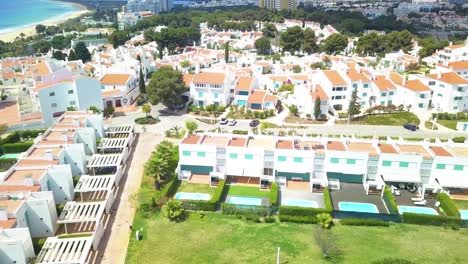 Toma-Cinematográfica-Con-Drones-De-Un-Resort-En-Algarve,-Portugal.