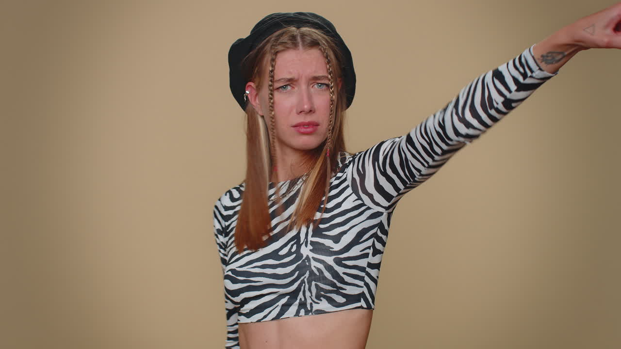 불만족한 젊은 소녀가 손가락을 가리켜 그녀를 혼자 두라고 부탁하고, 엄격한 상사가 해고하고, 갈등