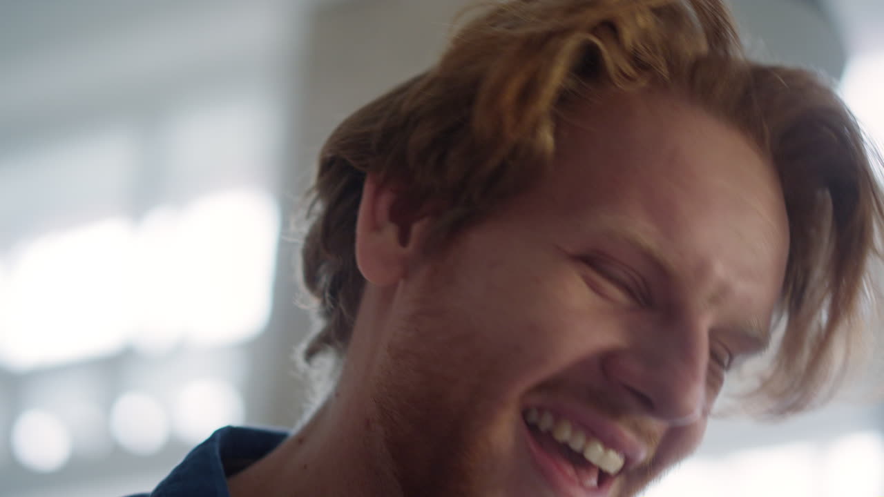 hombre alegre divirtiéndose en el interior. hombre alegre bailando durante la renovación en la casa.