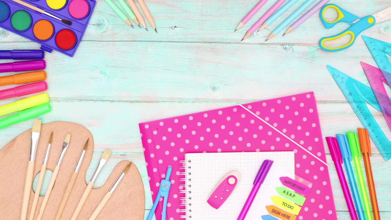 de vuelta a la escuela stop motion. suministros escolares, cuaderno, lápices, reglas, pinceles, tijeras en la mesa de madera.