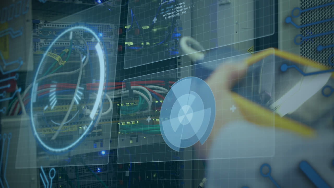 animación del procesamiento de datos sobre el trabajador de la sala de servidores caucásico