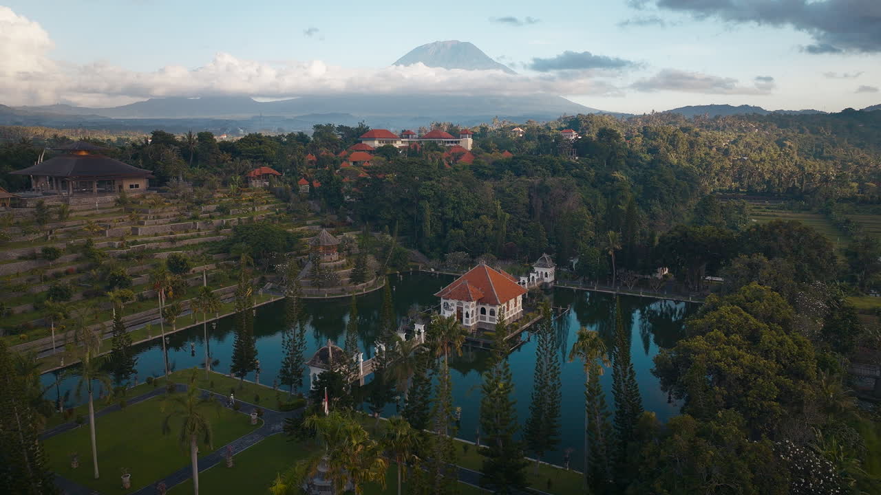 panorama del palacio de agua de ujung en la regencia de karangasem, bali, indonesia