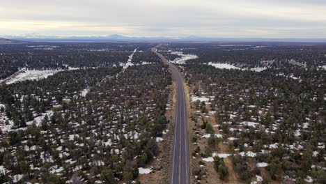 Carretera-Asfaltada-Que-Pasa-Entre-Bosques-En-Arizona---Toma-Aérea-De-Drones