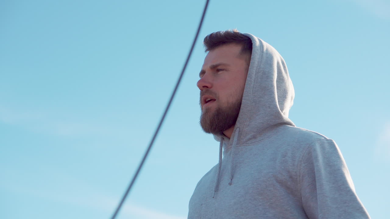 밖에서 회색 후디를 입은 남자