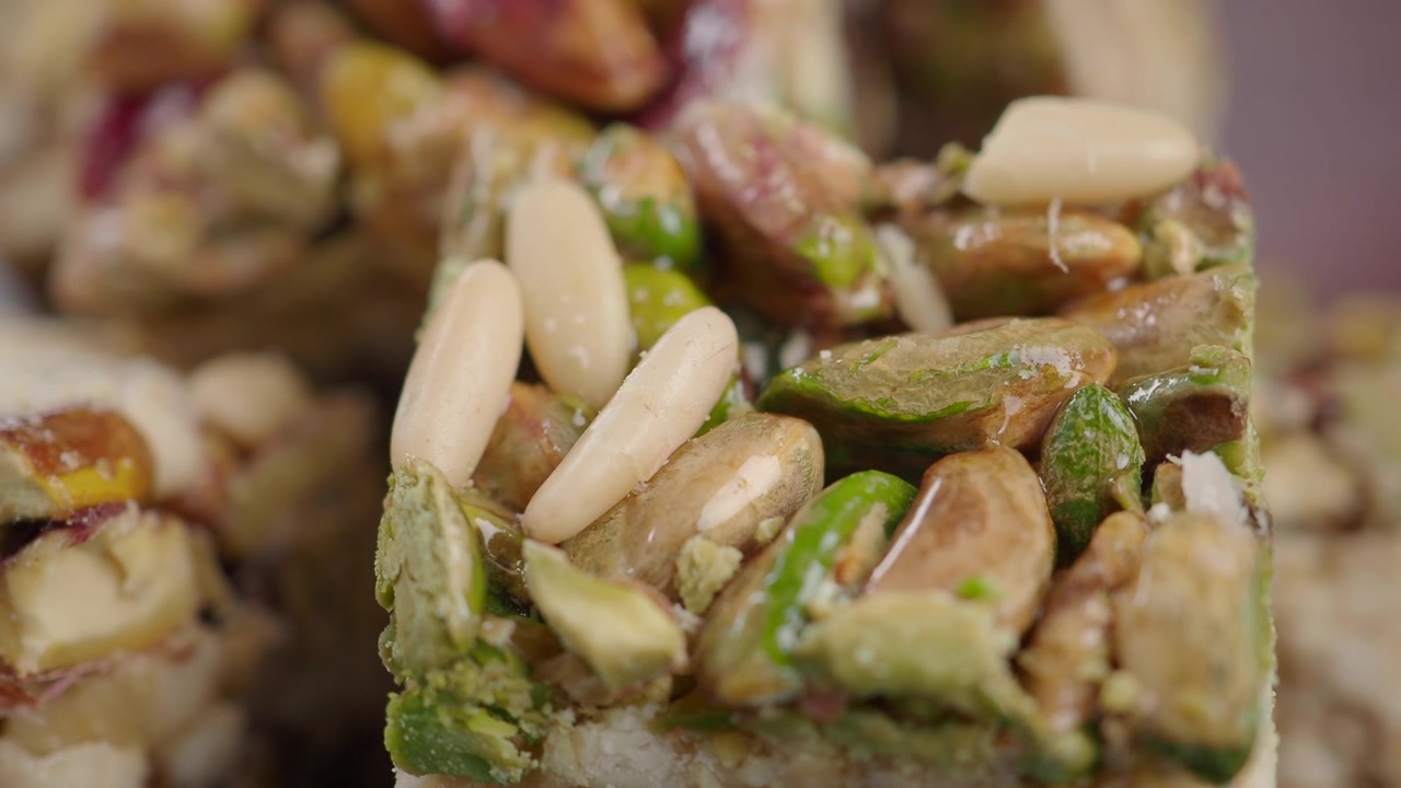Tampak Dekat Bar Hidangan Penutup Pistachio dan Kacang Pinus Manis