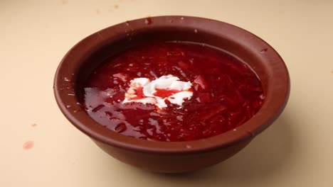 un plato de sopa de borscht ruso caliente con crema