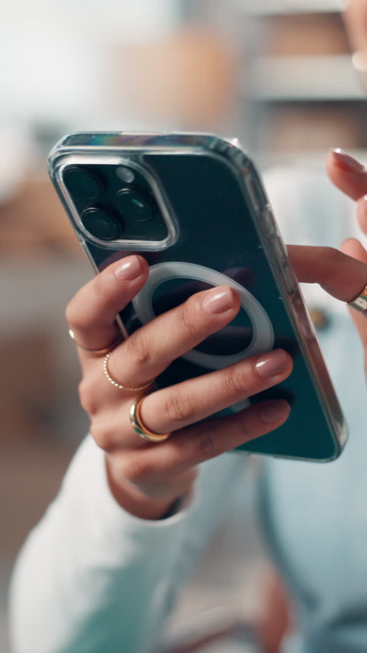 Primo piano di mani che tengono e utilizzano uno smartphone