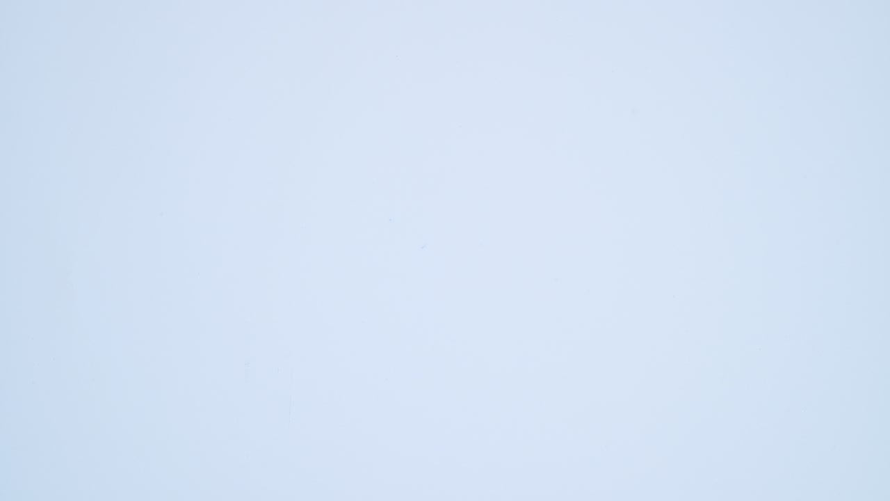 la mano mueve el libro azul de tapa dura y el libro se abre en la mesa. detenga el movimiento y coloque plano