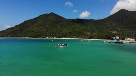 Volando-Con-Un-Dron-Sobre-La-Concurrida-Bahía-De-Ao-Chaloklum-En-Koh-Phangan,-Tailandia