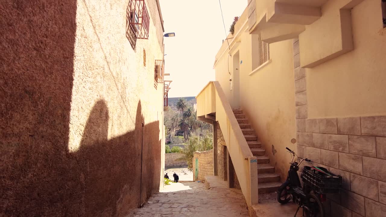 an old village in the middle of the desert with the style of Arab house
