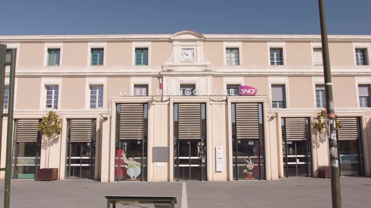 Fachada do Edifício da Estação de Trânsito de Angoulême em Charente, França. Ângulo baixo, amplo