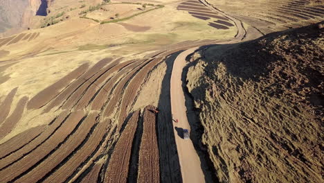 Ruedas-Y-Carretera-Abierta,-No-Se-Necesita-Nada-Más.