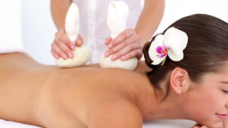 Kvinde nyder en urtekompresmassage