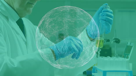 animación de la red de conexiones con el globo sobre científico masculino caucásico haciendo experimento en el laboratorio