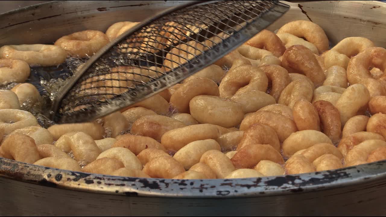 estos dulces bocados fritos son un postre tradicional de la calle en turquía
