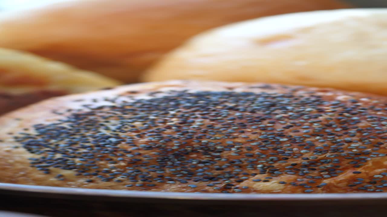 primer plano de un pan de semillas de amapola