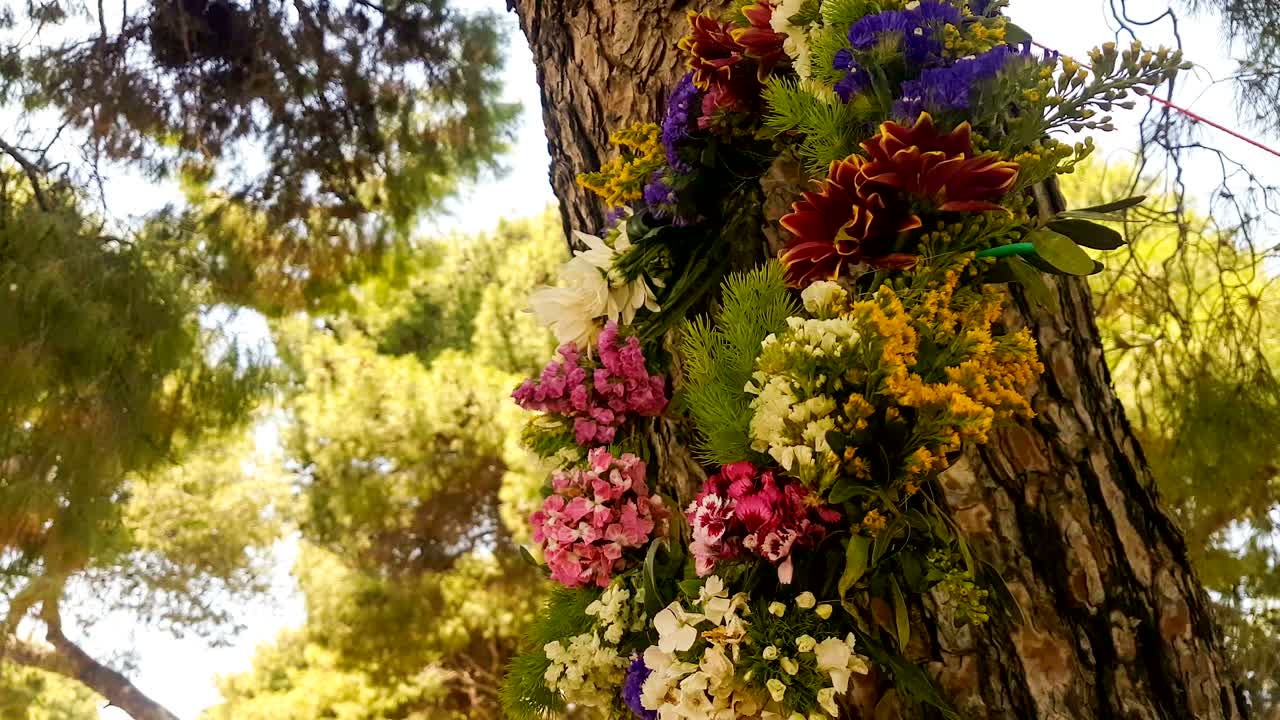 그리스의 노동절에 나무에 매달린 꽃줄.