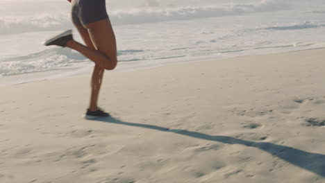 Mujer-En-Forma,-Activa-Y-Atlética-Corriendo-En-Una-Playa