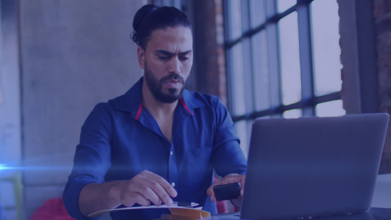video de luces sobre un hombre biracial usando tecnología