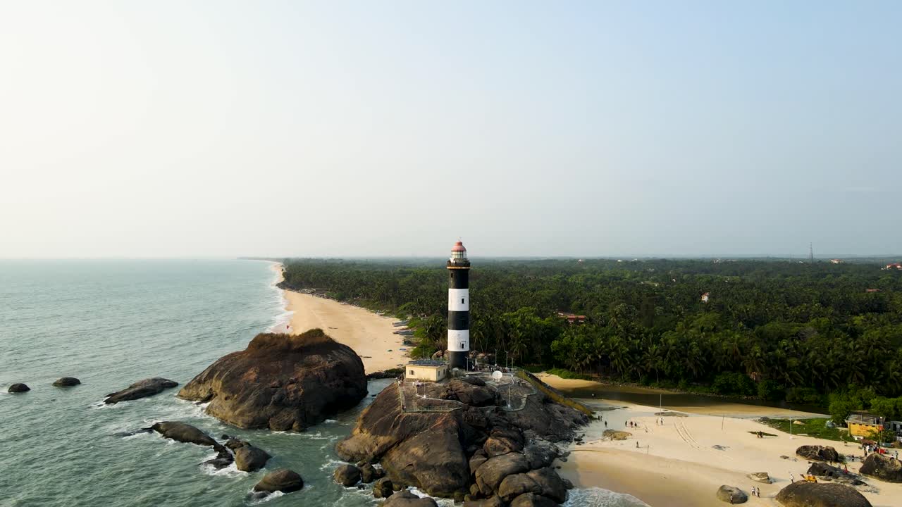 fotografía aérea del faro icónico en la playa de kapu, udupi