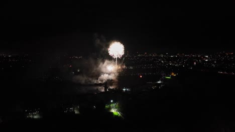 Toma-Aérea-De-Grandes-Fuegos-Artificiales-Dorados-Lanzados-En-La-Noche-De-Guy-Fawkes