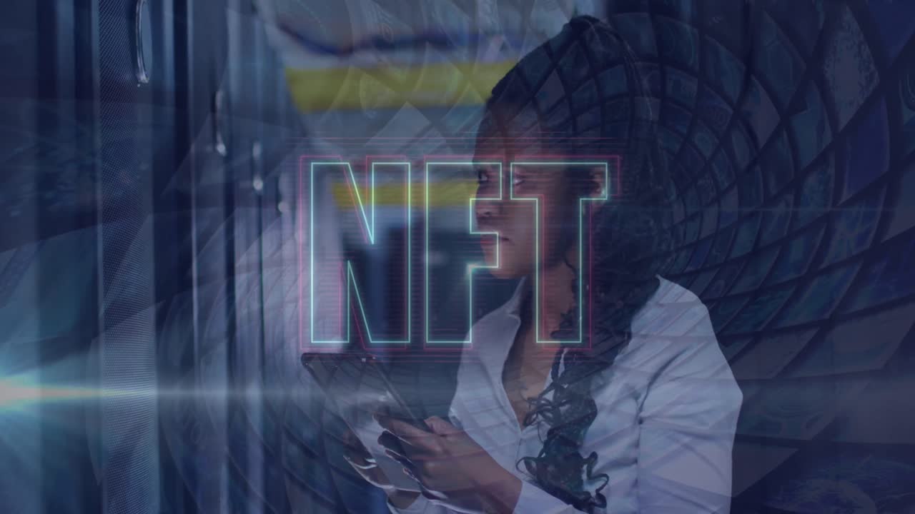 Animazione del testo NFT su persona afroamericana che usa un tablet in una sala server