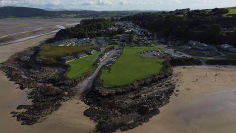 vista aérea descendente de la taberna costera de red wharf bay en la isla de anglesey, en el norte de gales