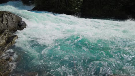 Gebirgsfluss-Schöne-Natur-Norwegen-Natürliche-Landschaft.-Der-Lovatnet-See-(auch-Loenvatnet)-Ist-Ein-See-In-Der-Gemeinde-Stryn-Im-Kreis-Vestland,-Norwegen.