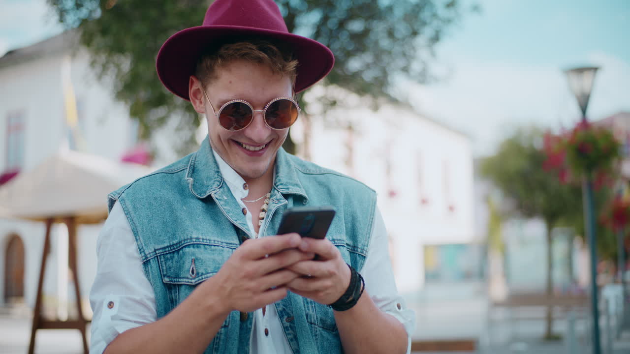 Uomo che utilizza uno smartphone all'aperto