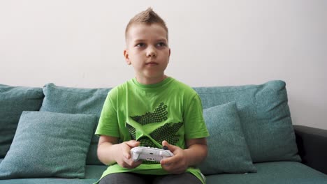 el niño juega a la consola.
