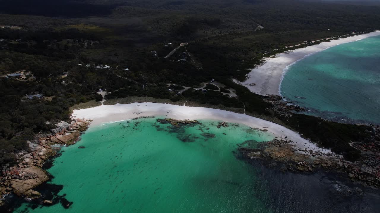 Jeanneret Beach, Jeanneret Beach Cove in Tasmanië, Australië - Luchtfoto gemaakt met een drone