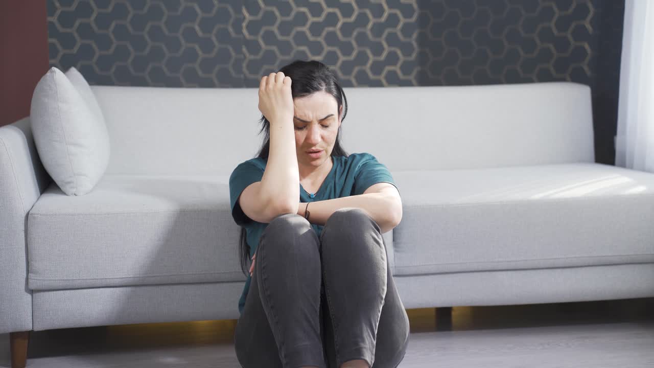 mujer ansiosa. ansiedad por el futuro.