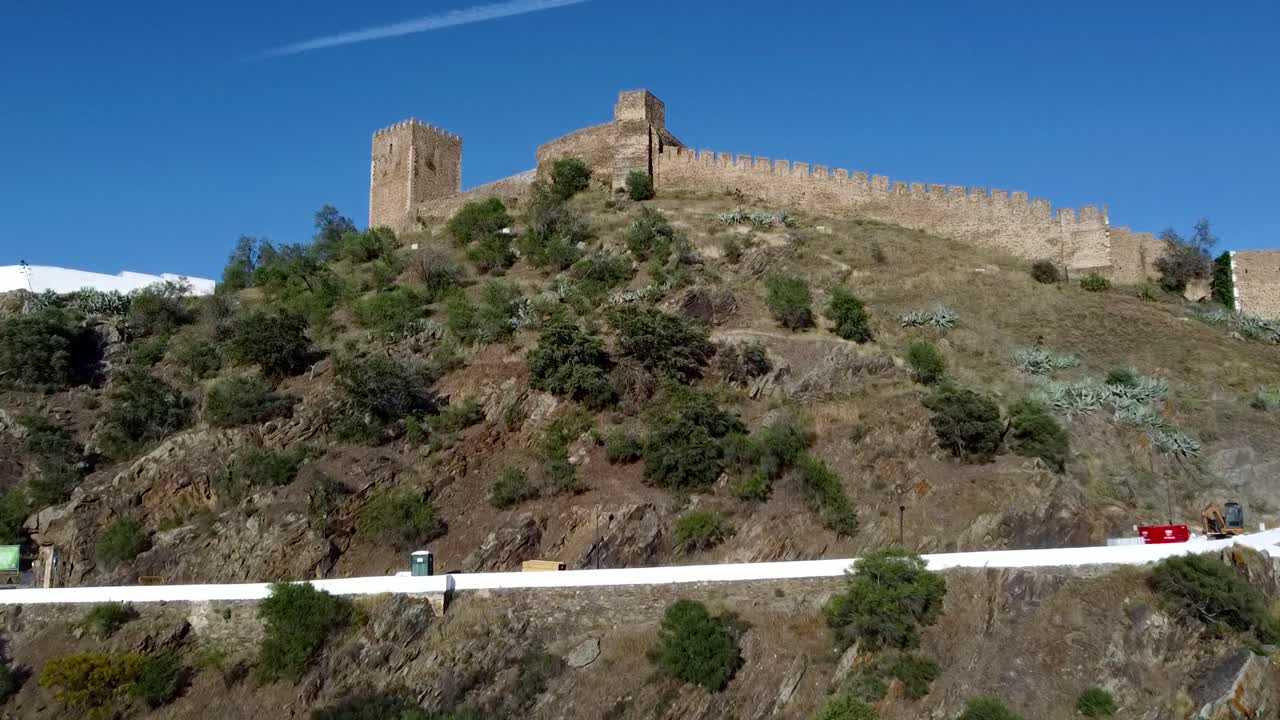 vista aérea en cámara lenta de alentejo - portugal: los antiguos encantos se despliegan en el castillo de mertola en medio de un lienzo de verano