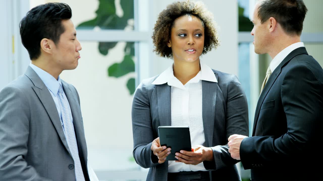 equipo financiero multiétnico masculino femenino tecnología de tableta