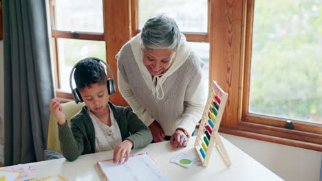abuela, niño y auriculares