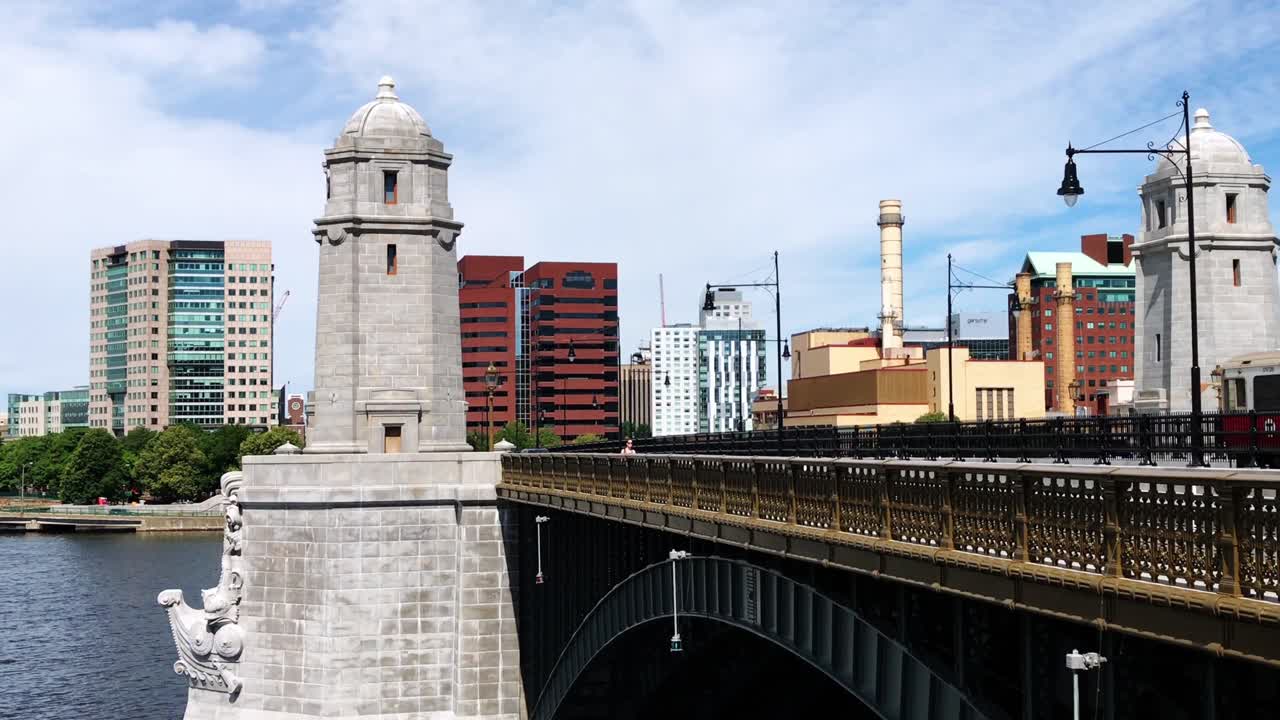 레드 라인 기차가 지나가는 캠브리지를 바라보고 있는 보스턴 롱펠로우 다리