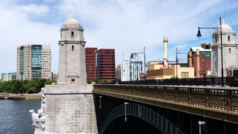 boston longfellow bridge mirando hacia cambridge con un tren de la línea roja pasando