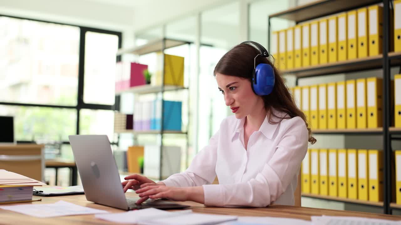 mujer trabajando en una computadora portátil en la oficina