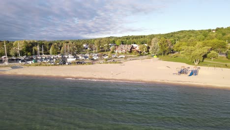 Sandstrand-Von-Suttons-Bay-In-Michigan,-Drohnenaufnahme-Aus-Der-Luft