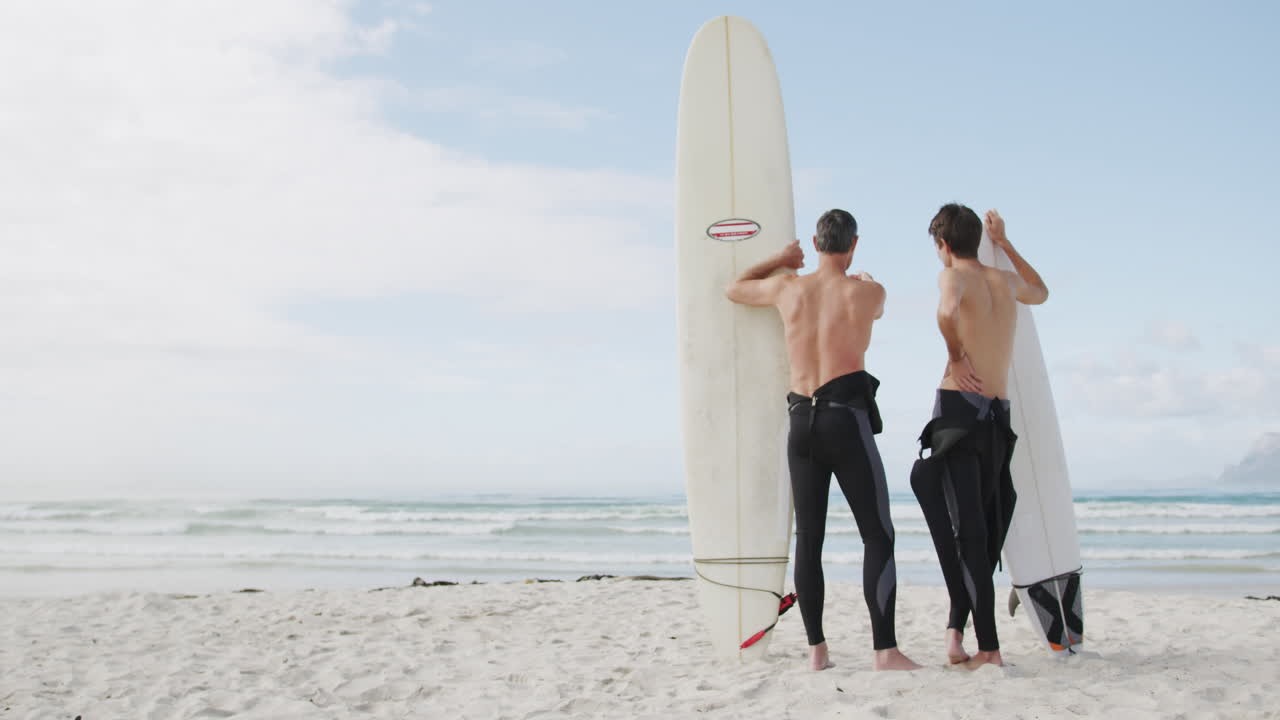 아버지 와 젊은 성인 아들 이 함께 야외 활동 을 즐기고 있다