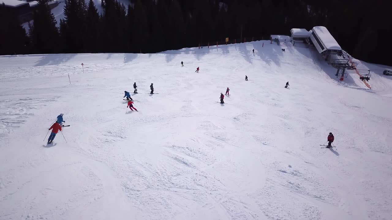 Vista aerea di una stazione sciistica con persone che fanno snowboard giù per la pista