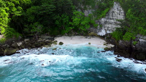 Suaves-Olas-Rompiendo-Contra-La-Costa,-Destinos-Populares-De-Bali