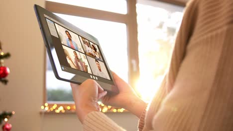 Mujer-Con-Tablet-Pc-Tiene-Videollamada-En-Navidad.-Concepto-De-Navidad,-Tecnología-Y-Vacaciones:-Primer-Plano-De-Una-Mujer-Con-Tablet-Pc-Teniendo-Videollamada-Con-Amigos-En-Casa