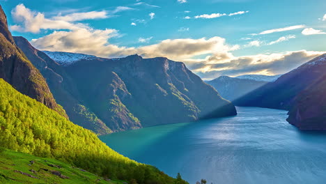 paisaje de fiordo de nueva zelanda con cordillera y fuelle de agua, lapso de tiempo de fusión